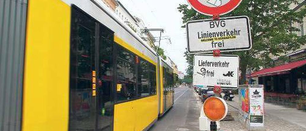 Bauen dauert. Mit dem Auto ist kein Durchkommen in der Kastanienallee. Und die Baumaßnahme wird ein ganzes Jahr länger dauern als geplant – bis Ende 2013. An der Kreuzung Schönhauser Allee/Oderberger Straße werden derzeit Leitungen verlegt.