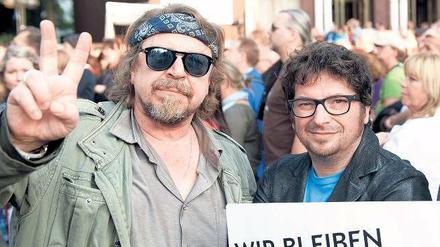 Promis für Opel. Der Schauspieler Armin Rohde (l.), Comedian Hennes Bender und andere Kulturschaffende gingen in Bochum auf die Straße.