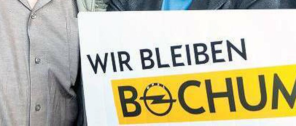 Promis für Opel. Der Schauspieler Armin Rohde (l.), Comedian Hennes Bender und andere Kulturschaffende gingen in Bochum auf die Straße.