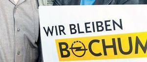 Promis für Opel. Der Schauspieler Armin Rohde (l.), Comedian Hennes Bender und andere Kulturschaffende gingen in Bochum auf die Straße.