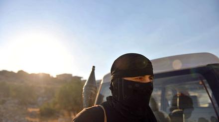 Ein Mitglied einer Jihadisten-Gruppe in einem Trainingscamp nahe der syrischen Stadt Aleppo.