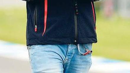 Was hat Vettel auf dem Zettel? Sicher nicht den Punktestand in der Formel-1-Wertung, denn den schaut sich der Weltmeister zurzeit nach eigenem Bekunden nicht an. Foto: dapd