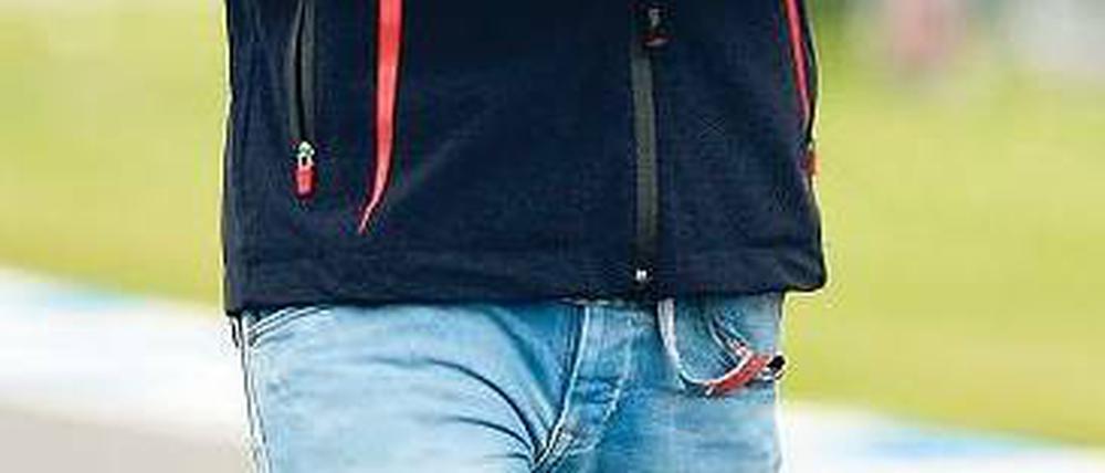 Was hat Vettel auf dem Zettel? Sicher nicht den Punktestand in der Formel-1-Wertung, denn den schaut sich der Weltmeister zurzeit nach eigenem Bekunden nicht an. Foto: dapd