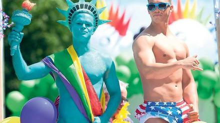 Demo für Toleranz. Am Christopher Street Day gehen in Berlin Homosexuelle auf die Straße, um für ihre Rechte zu demonstrieren.