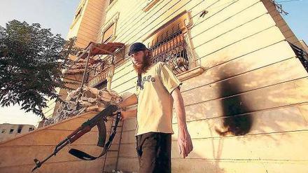 Kampf um Aleppo. Ein Kämpfer der Rebellen hält vor einer Militärbasis nahe der Stadt im Nordwesten Syriens Wache. 