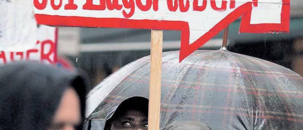 Unter Druck. Die Lebensbedingungen für Asylbewerber haben wiederholt Kritik provoziert. So fordern Flüchtlinge und ihre Unterstützer schon lange die Schließung des Heims in der Motardstraße. Foto: Steffen Tzscheuschner