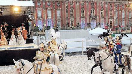 Wie der Herr, so’s Gescherr. Preußenkönig Friedrich II. veranstaltete vor mehr als 250 Jahren ein Reitspektakel. Jetzt ist die Neusinszenierung vor dem Neuen Palais in Potsdam zu sehen.