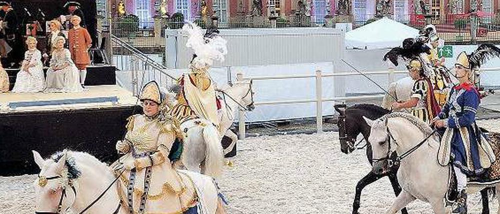 Wie der Herr, so’s Gescherr. Preußenkönig Friedrich II. veranstaltete vor mehr als 250 Jahren ein Reitspektakel. Jetzt ist die Neusinszenierung vor dem Neuen Palais in Potsdam zu sehen.
