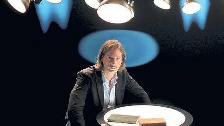 Wo ist er, und wenn ja, wie viele? Die Sendung mit Richard David Precht scheint in einer Dunkelkammer stattzufinden.