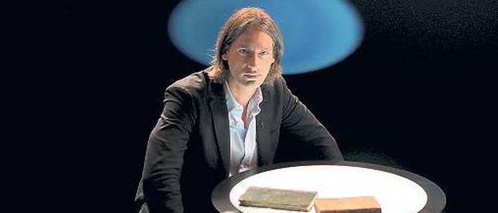 Wo ist er, und wenn ja, wie viele? Die Sendung mit Richard David Precht scheint in einer Dunkelkammer stattzufinden.