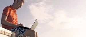 Unterwegs schneller surfen als mit dem DSL-Anschluss: Noch gibt es in Berlin viele Lücken bei der Versorgung mit LTE, doch die sollen bald geschlossen werden. Foto: Fotolia