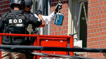 So sicherte die Polizei die Wohnung des mutmaßlichen Amokläufers ab. Drinnen warteten nämlich viele Sprengfallen.