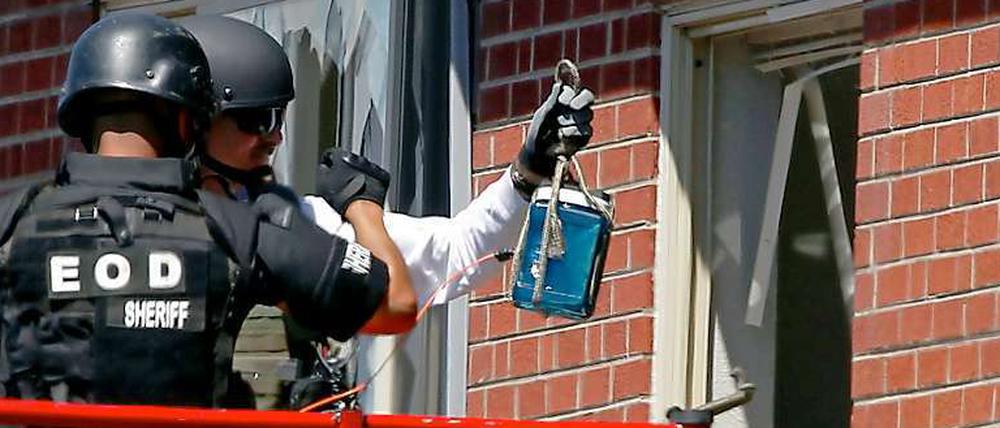 So sicherte die Polizei die Wohnung des mutmaßlichen Amokläufers ab. Drinnen warteten nämlich viele Sprengfallen.