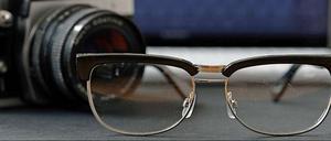 Typische Accessories wie die Analogkamera und Nerd Brillen sind Kennzeichen junger Hipster.