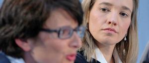 Kristina Schröder (rechts) und Marion Schick (links) auf einer Pressekonferenz zum Frauenanteil in Führungspositionen