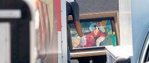 Sammler moderner Kunst. Polizeibeamte beschlagnahmen mehr als 1000 Gemälde, die der Deutsche gesammelt hat. Damit sollen die Geprellten entschädigt werden.