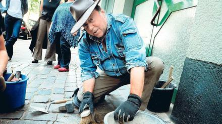 Basis-Arbeit. Gunter Demnig verlegt Stolpersteine am Eichborndamm. Hergestellt werden die Gedenk-Würfel auf dem Künstlerhof Buch.