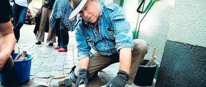 Basis-Arbeit. Gunter Demnig verlegt Stolpersteine am Eichborndamm. Hergestellt werden die Gedenk-Würfel auf dem Künstlerhof Buch.