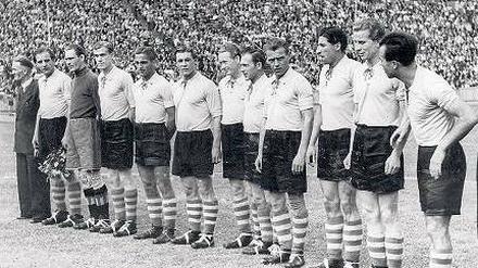 Vor dem Abflug. 1948 gewannen die Spieler von Union Oberschöneweide die Berliner Meisterschaft und den Pokal – zwei Jahre später gingen sie nach Moabit in den Westsektor. 