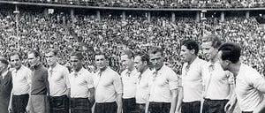Vor dem Abflug. 1948 gewannen die Spieler von Union Oberschöneweide die Berliner Meisterschaft und den Pokal – zwei Jahre später gingen sie nach Moabit in den Westsektor. 