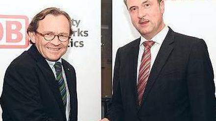 Handschlag. Ein strahlender Ulrich Weber, Personalvorstand der Bahn, und GDL-Chef Claus Weselsky besiegeln nach zehnstündigen Verhandlungen in Berlin den Tarifvertrag für die Lokführer. 