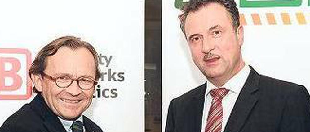 Handschlag. Ein strahlender Ulrich Weber, Personalvorstand der Bahn, und GDL-Chef Claus Weselsky besiegeln nach zehnstündigen Verhandlungen in Berlin den Tarifvertrag für die Lokführer. 