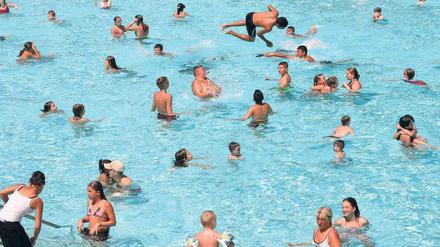 Rekordhalter. Das Kreuzberger Prinzenbad und das Wilmersdorfer Sommerbad haben in Berlin die vollsten Becken – ruhig ist es hier nur morgens. Foto: Stephanie Pilick/dpa