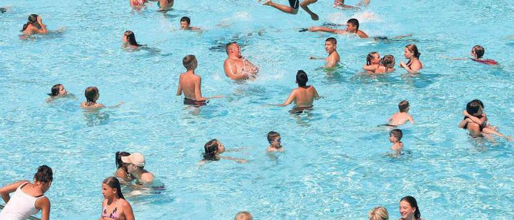 Rekordhalter. Das Kreuzberger Prinzenbad und das Wilmersdorfer Sommerbad haben in Berlin die vollsten Becken – ruhig ist es hier nur morgens. Foto: Stephanie Pilick/dpa