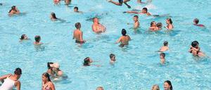 Rekordhalter. Das Kreuzberger Prinzenbad und das Wilmersdorfer Sommerbad haben in Berlin die vollsten Becken – ruhig ist es hier nur morgens. Foto: Stephanie Pilick/dpa