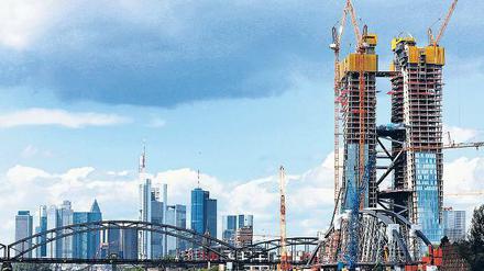 Baustelle. Vom Neubau der EZB in Frankfurt am Main aus (rechts) sollen künftig Europas Banken überwacht werden. 