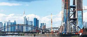 Baustelle. Vom Neubau der EZB in Frankfurt am Main aus (rechts) sollen künftig Europas Banken überwacht werden. 