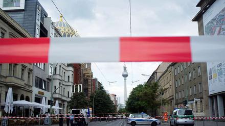 Die Oranienburger Strasse ist am Montag vor der Neuen Synagoge von der Polizei abgesperrt. Wegen einer Messsonde in einem Gully wurde ein Polizeieinsatz ausgelöst.