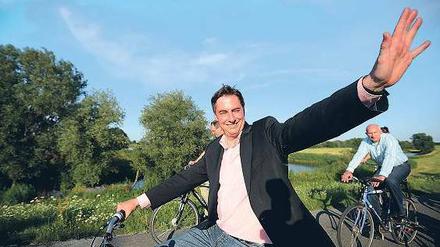 Radeln für die Bürgernähe. Bei seiner Sommerreise geht es für Niedersachsens Ministerpräsident David McAllister darum, Punkte für den bevorstehenden Wahlkampf zu sammeln. Foto: Nigel Treblin/dapd