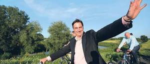 Radeln für die Bürgernähe. Bei seiner Sommerreise geht es für Niedersachsens Ministerpräsident David McAllister darum, Punkte für den bevorstehenden Wahlkampf zu sammeln. Foto: Nigel Treblin/dapd