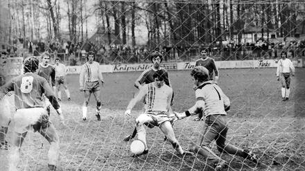 Tor für Gütersloh. Auch Heribert Bruchhagen (mitte) traf einst gegen den Spandauer SV.