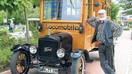 Joachim Clausen und sein Bus.