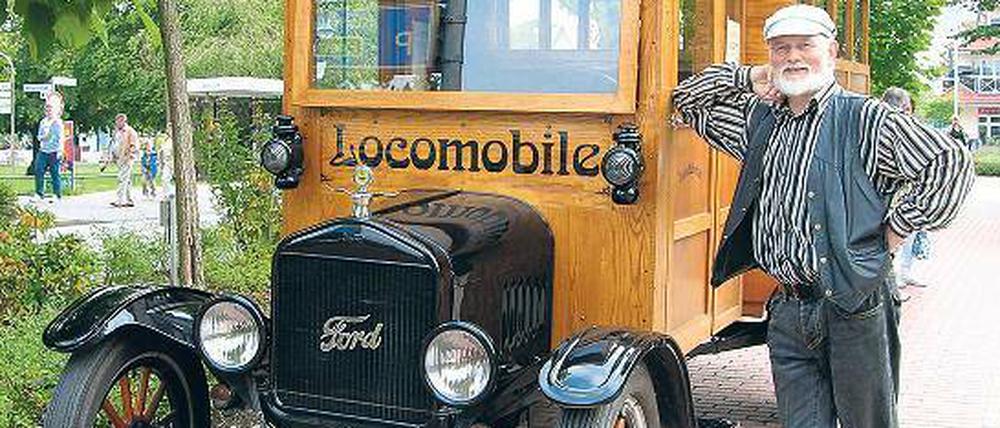 Joachim Clausen und sein Bus.