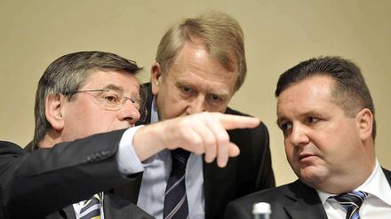 Ein Bild aus besseren Zeiten: Der baden-württembergische Finanzminister Willi Stächele, der baden-württembergische Kultusminister Helmut Rau und der designierte baden-württembergische Ministerpräsident Stefan Mappussprechen im Jahr 2009 auf dem CDU-Bezirksparteitag in Rust miteinander.