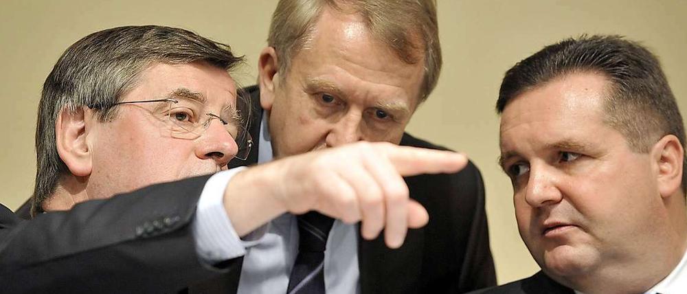 Ein Bild aus besseren Zeiten: Der baden-württembergische Finanzminister Willi Stächele, der baden-württembergische Kultusminister Helmut Rau und der designierte baden-württembergische Ministerpräsident Stefan Mappussprechen im Jahr 2009 auf dem CDU-Bezirksparteitag in Rust miteinander.