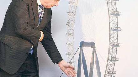 Nichts dreht sich. Ende August läuft die letzte Frist für das Riesenrad-Projekt am Zoo ab. 2008 stellte Klaus Wowereit den Plan fürs Freizeitvergnügen in der City West vor. Nun will der Senat das Grundstück zurück. Foto: Peters