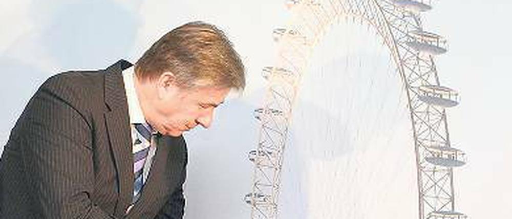 Nichts dreht sich. Ende August läuft die letzte Frist für das Riesenrad-Projekt am Zoo ab. 2008 stellte Klaus Wowereit den Plan fürs Freizeitvergnügen in der City West vor. Nun will der Senat das Grundstück zurück. Foto: Peters