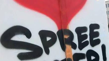 Herzenssache. Viele Anwohner sind gegen die Bebauung der Spreeufer. Foto: dpa / F. Schuh