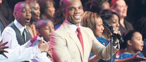 Im Bann der Musik. Grammy-Gewinner Kirk Franklin singt mit dem Chorensemble „One in Song“ bei der Eröffnungsfeier den von ihm komponierten Song „I can“. 