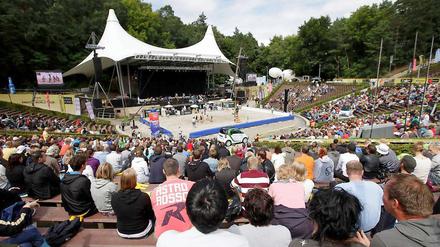 Am Samstag zog erst ein kräftige Gewitterschauer über Berlin - später zeigte sich dann aber sogar die Sonne in der Waldbühne. Die Zuschauer trauten dem Wetter aber nicht so recht und so blieben viele Plätze frei.