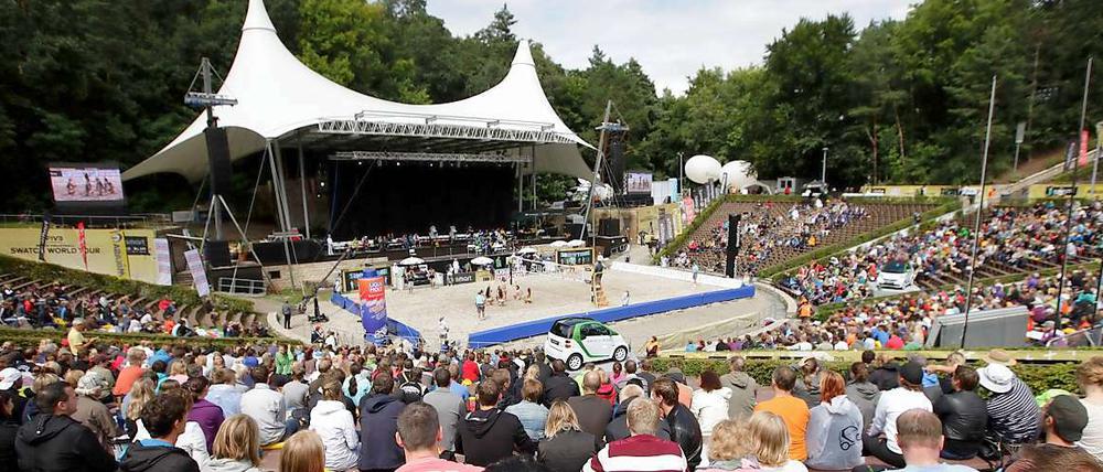 Am Samstag zog erst ein kräftige Gewitterschauer über Berlin - später zeigte sich dann aber sogar die Sonne in der Waldbühne. Die Zuschauer trauten dem Wetter aber nicht so recht und so blieben viele Plätze frei.