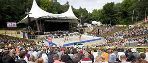 Am Samstag zog erst ein kräftige Gewitterschauer über Berlin - später zeigte sich dann aber sogar die Sonne in der Waldbühne. Die Zuschauer trauten dem Wetter aber nicht so recht und so blieben viele Plätze frei.
