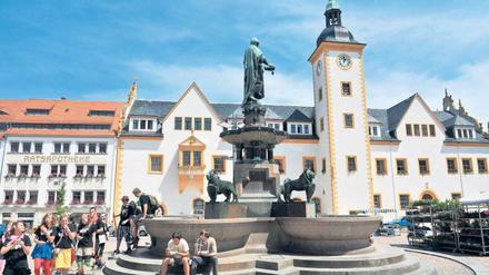 Ein Brunnen für Otto. 1897 wurde er auf dem Obermarkt in Freiberg eingeweiht – seither ein beliebter Treffpunkt im Zentrum. 