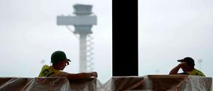 Warten aufs Geld. Die Zahlungsmoral der Flughafengesellschaft lässt zu Wünschen übrig, so zumindest die Kritik von am Bau beteiligten Firmen.