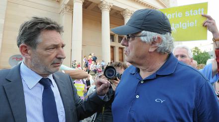 Absage an die Mitte. Bei der Demonstration am 18. Juni zugunsten des Museums hatte es noch Hoffnung gegeben, dass Hasso Plattner (re., mit Potsdams Oberbürgermeister Jann Jakobs) bei dem Standort in der Nähe des neuen Stadtschlosses bleibt.