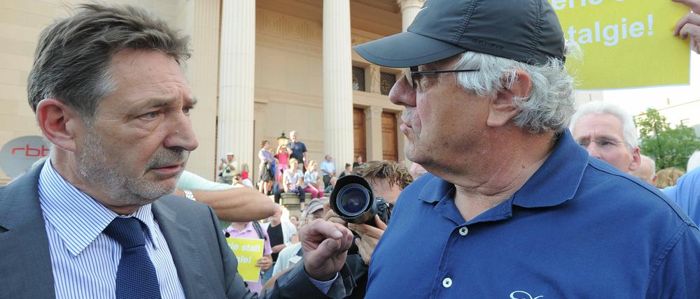 Absage an die Mitte. Bei der Demonstration am 18. Juni zugunsten des Museums hatte es noch Hoffnung gegeben, dass Hasso Plattner (re., mit Potsdams Oberbürgermeister Jann Jakobs) bei dem Standort in der Nähe des neuen Stadtschlosses bleibt.